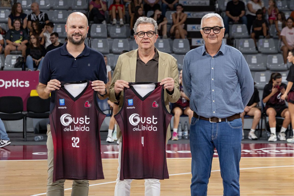 LoJoan's tweet photo. Primer partit al Barris Nord del @flleidafemeni , que aquesta temporada llueix amb orgull el nom de Gust de Lleida!
Un equip que uneix talent esportiu, territori i orgull pels productes de casa nostra. Molta sort en aquesta temporada! https://t.co/6VHkQod36f