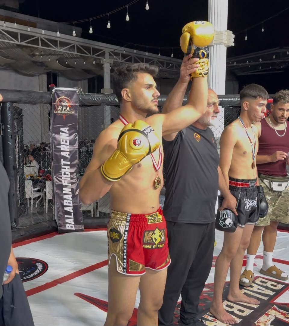 MediaTenkit's tweet photo. Adıyamanlı sporcu Yusuf Rohat Bal, Ankara’da altın kemer kazandı

Adıyamanlı kick boks ve MMA sporcusu Yusuf Rohat Bal, 13 Eylül 2026’da Ankara’da düzenlenen Balaban Fight Arena Şampiyonlar Serisi’nde kendi sıkletinde şampiyon oldu.

Bal, ringde gösterdiği performansla rakiplerini geride bırakarak altın kemeri aldı. Organizasyon, kick boks ve MMA branşlarında mücadele eden sporcuları bir araya getirdi.

Genç sporcu, bu başarıyla Adıyaman’ı dövüş sporlarında temsil etti. Bal, kazandığı kemerle kente döndü.