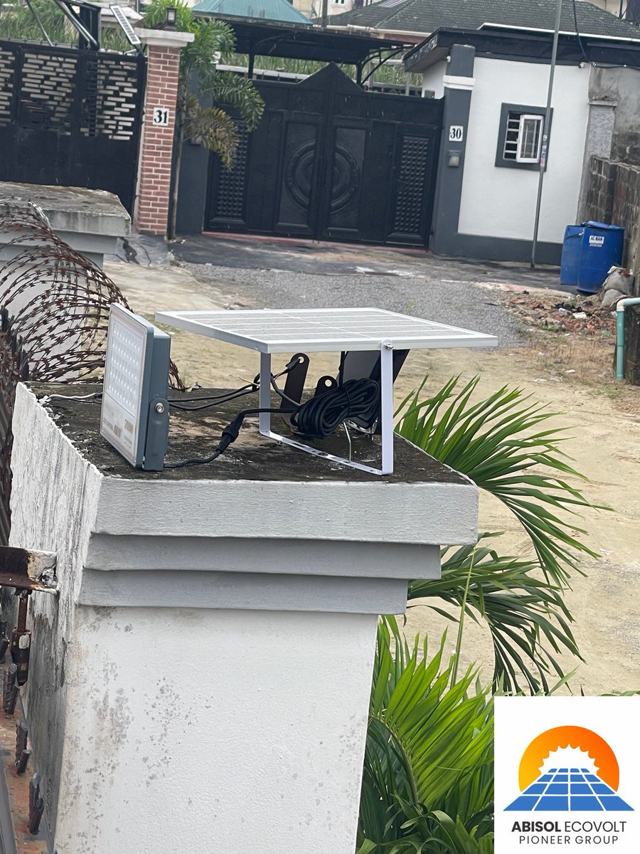 Olowofayokun1's tweet photo. Thief no dey like bright compound 😂  
Get your solar security light - charges by day, guards by night.  
No wiring. No NEPA. Just light. DM us!

If by any chance these videos/pictures gets to your TL, Please repost.
Nationwide Installation? We are there for you.🤝 https://t.co/aajYusMogT