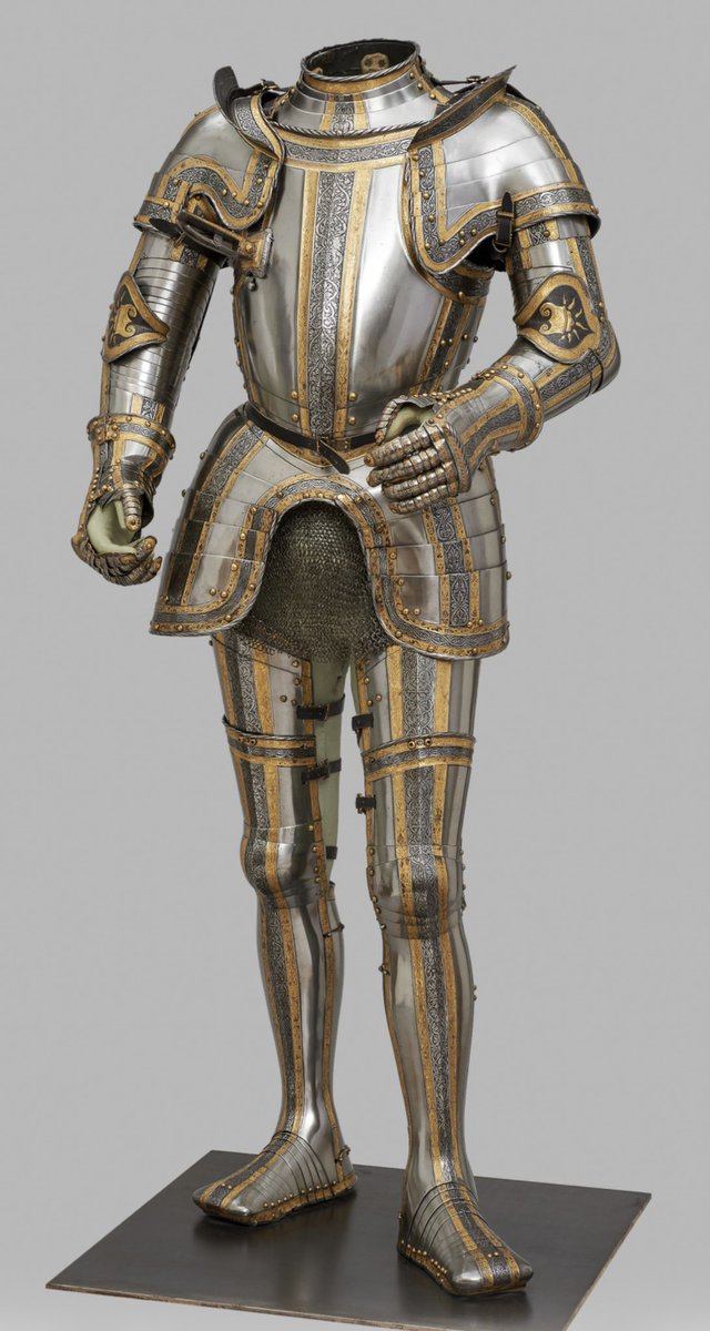 Argonaut1535's tweet photo. 🇵🇹🇪🇸🇩🇪👑Etched & Gilt Field Armor for the (Future) King Philipp II Habsburg (1527-1598) ca. 1544.

Made in Augsburg by Desiderius Helmschmied (1513-1579)

Charles V commissioned this armor from his Augsburg court armourer Desiderius Helmschmid in 1544 for his then 17-year-old son Philipp. The armour was once part of a large garniture, additional pieces of which have survived in Madrid (Real Armería, invs. A 189 et al).

In 1571, the imperial diplomat Adam of Dietrichstein journeyed to Austria, bringing with him this armour and another one made for Emperor Charles V as gifts from Philip II, King of Spain, for Archduke Ferdinand II. 

Dietrichstein was accompanying Archduke (later Emperor) Rudolf II and his younger brother Ernest, who were returning to Austria after a lengthy sojourn at the court of their uncle, Philip II.

Back in Austria there seems to have been some delay in transporting these two armours from Vienna to Innsbruck, because the following February we find Ferdinand impatiently enquiring about them. 

He asked for them to be ‘carefully packed’ (gut verpackt) and to be dispatched to Innsbruck immediately. They seem to have arrived in the spring of 1572 and were installed in the Armoury of Heroes at Ambras Castle. 

Philip’s armour was first listed in the 1583 inventory as ‘Philip II, King in Spain. 

A white cuirass with gilt and etched bands’ (Phillipus der Ander, könig in Hispnia. Ain plankher khürisz mit verguldten und göczten reifen).

Today, Philip’s armour is displayed without a helmet because whoever packed the pieces in Madrid in 1571 packed the wrong helmet. 

The helmet mistakenly dispatched to Vienna is a close burgonet (Kunsthistorisches Museum Vienna, Imperial Armoury, from the so-called Algiers Garniture made for Charles V around 1540 that also remains in Madrid.

Height: 167 cm Weight: 18 kg