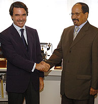 jpereztriana's tweet photo. 🇪🇭🌍🇪🇸 Hoy en día los gobiernos de España procuran no ofender a Marruecos. España cuando era un país serio:
1) El presidente del gobierno saluda al líder del Frente Polisario.
2) La reina Sofía firma en el libro de visitas de una asociación saharaui. https://t.co/w8cCLT6ptc
