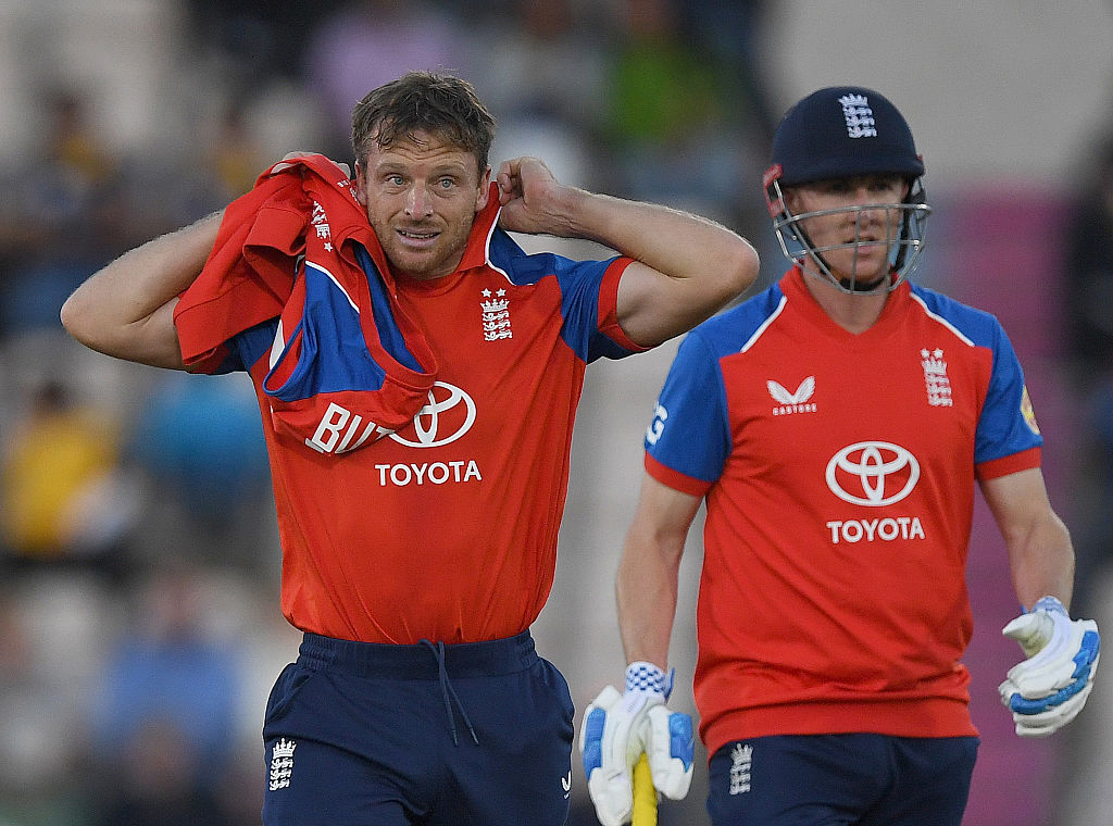 cricbuzz's tweet photo. RUTHLESS 🔥

Buttler-Brook last four partnerships:

vs IND, Southampton: 233 (103)
vs SL, Southampton: 128 (60) 
vs SL, Cardiff: 4 (3) 
vs SL, Manchester: 85 (38)
