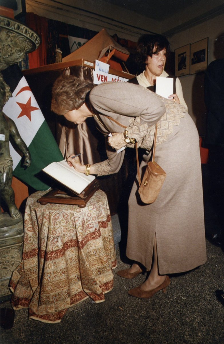 jpereztriana's tweet photo. 🇪🇭🌍🇪🇸 Hoy en día los gobiernos de España procuran no ofender a Marruecos. España cuando era un país serio:
1) El presidente del gobierno saluda al líder del Frente Polisario.
2) La reina Sofía firma en el libro de visitas de una asociación saharaui. https://t.co/w8cCLT6ptc