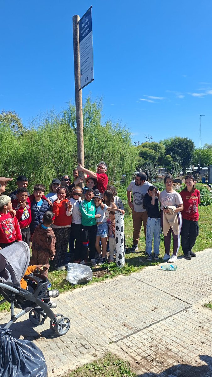 Leoherou's tweet photo. Sábado Temprano, en el oeste rural, conversando con Alfonso sobre propuestas y desafíos.
Al mediodía, en Bajo Valencia, junto a niñas, niños y familias, recuperando y renaturalizando la cañada
Terminamos en Carrasco Norte, planificando nuevas acciones
Escuchar, hacer, transformar https://t.co/EJkafnXd58