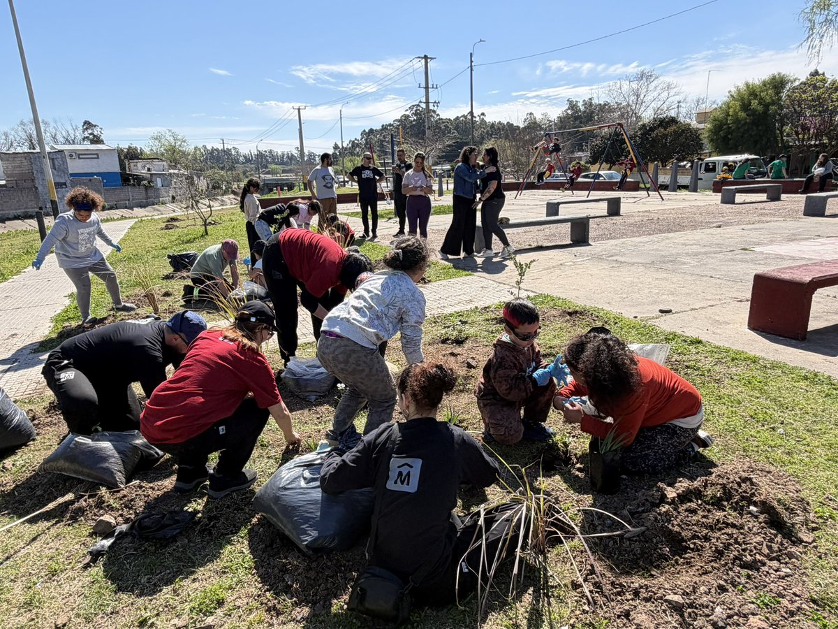 Leoherou's tweet photo. Sábado Temprano, en el oeste rural, conversando con Alfonso sobre propuestas y desafíos.
Al mediodía, en Bajo Valencia, junto a niñas, niños y familias, recuperando y renaturalizando la cañada
Terminamos en Carrasco Norte, planificando nuevas acciones
Escuchar, hacer, transformar https://t.co/EJkafnXd58