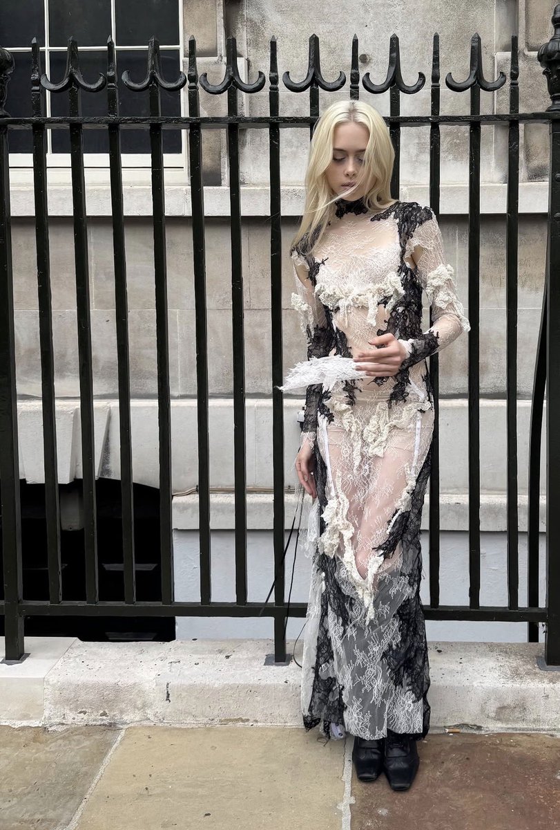 erinlecounthq's tweet photo. a moment for the dress please https://t.co/CB4xuEeVRt