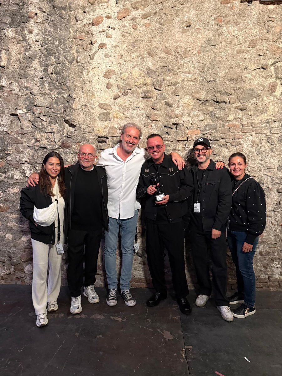 _GigiDAlessio_'s tweet photo. Anche quest’anno sono andato all’Arena di Verona a ritirare il NOSTRO premio!
Grazie a tutti, siamo una famiglia meravigliosa 💙 https://t.co/TKsG3nzHr6