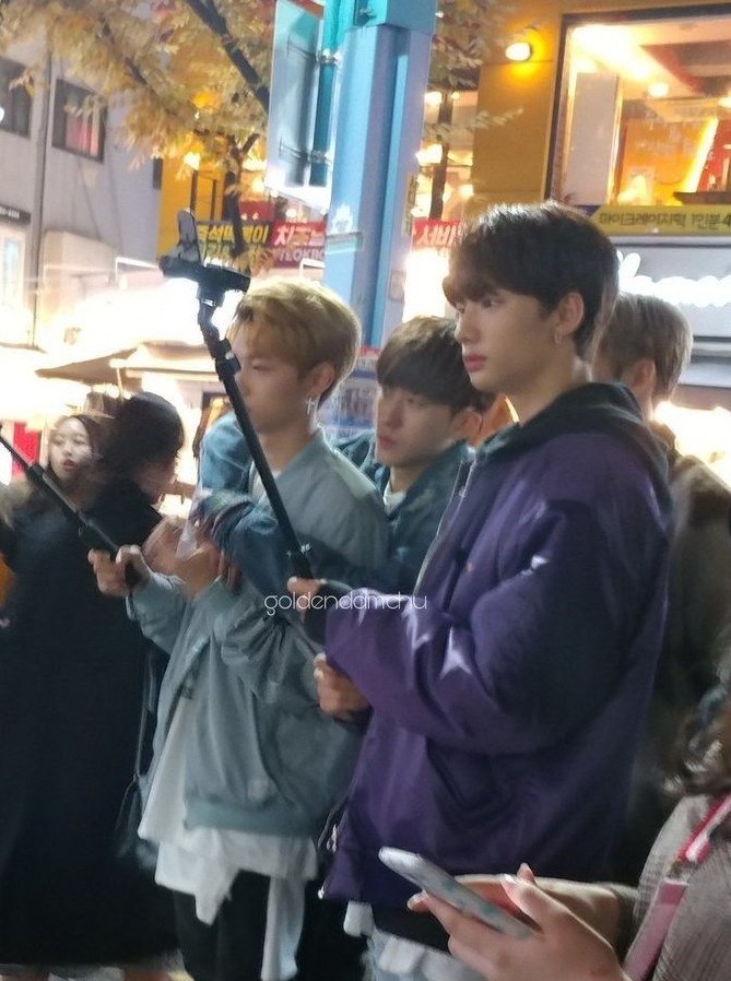 hynjinnninn's tweet photo. We are never going to rewrite history. Stray Kids as rookies struggled to fill 100 people at music shows, they didn’t manage to reach 500 people for their survival show. Their song debuted in the 900th place on the charts. They had 10 people living in a stingy dorm for 4 years. No one paved the way to succes for SKZ except SKZ themselves.