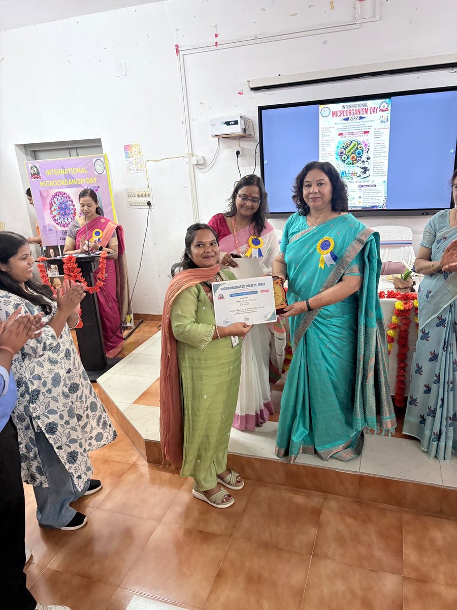 rncuniversity's tweet photo. रांची विश्वविद्यालय में अंतरराष्ट्रीय माइक्रोऑर्गेनिज्म दिवस 2026 का तीन दिवसीय आयोजन संपन्न।

रांची, 19 सितंबर 2026

रांची विश्वविद्यालय के यूनिवर्सिटी डिपार्टमेंट ऑफ बॉटनी एवं बायोटेक्नोलॉजी विभाग के एम.एससी. बायोटेक्नोलॉजी पाठ्यक्रम द्वारा माइक्रोबायोलॉजिस्ट्स सोसाइटी, इंडिया के सहयोग से अंतरराष्ट्रीय माइक्रोऑर्गेनिज्म दिवस 2026 के अवसर पर तीन दिवसीय कार्यक्रम का आयोजन 15, 16 एवं 18 सितंबर 2026 को किया गया। कार्यक्रम का आयोजन विश्वविद्यालय के धन्वंतरि हॉल, यूनिवर्सिटी डिपार्टमेंट ऑफ बॉटनी, रांची विश्वविद्यालय में किया गया।

इस वर्ष के आयोजन की थीम “Microbes: Small Life, Big Impact” रही। कार्यक्रम का उद्देश्य विद्यार्थियों को सूक्ष्मजीवों की वैज्ञानिक एवं व्यावहारिक महत्ता से अवगत कराना तथा माइक्रोबायोलॉजी और जैव प्रौद्योगिकी के क्षेत्र में उनकी रुचि एवं वैज्ञानिक सोच को प्रोत्साहित करना था।

कार्यक्रम के मुख्य संरक्षक रांची विश्वविद्यालय की कुलपति प्रो. सरोज शर्मा रहीं। विज्ञान संकाय की डीन डॉ. बंदना कुमारी संरक्षक तथा यूनिवर्सिटी डिपार्टमेंट ऑफ केमिस्ट्री की अध्यक्ष एवं सीवीएस की निदेशक डॉ. स्मृति सिंह सह-संरक्षक रहीं। यूनिवर्सिटी डिपार्टमेंट ऑफ बॉटनी एवं एम.एससी. बायोटेक्नोलॉजी की अध्यक्ष डॉ. लाडली रानी कार्यक्रम की संयोजक थीं।

माइक्रोबायोलॉजिस्ट्स सोसाइटी, इंडिया के अध्यक्ष डॉ. अरविंद देशमुख कार्यक्रम के वक्ता के रूप में उपस्थित रहे। आयोजन समिति की सदस्य सचिव एवं एम.एससी. बायोटेक्नोलॉजी की असिस्टेंट प्रोफेसर तथा कोर्स कोऑर्डिनेटर डॉ. श्वेता नाग ने कार्यक्रम के संचालन एवं समन्वय में महत्वपूर्ण भूमिका निभाई। आयोजन सचिव डॉ. रूपा वर्मा, असिस्टेंट प्रोफेसर, एम.एससी. बायोटेक्नोलॉजी तथा जोनल ऑफिसर, ईस्ट जोन, माइक्रोबायोलॉजिस्ट्स सोसाइटी, इंडिया रहीं।

तीन दिवसीय कार्यक्रम के दौरान विद्यार्थियों के लिए भाषण, निबंध एवं पोस्टर प्रतियोगिता, फोटोग्राफी तथा रंगोली प्रतियोगिता आयोजित की गई। इन गतिविधियों के माध्यम से विद्यार्थियों को सूक्ष्मजीवों, जैव विविधता, स्वास्थ्य, पर्यावरण एवं मानव जीवन में सूक्ष्मजीवों की भूमिका को रचनात्मक एवं वैज्ञानिक दृष्टिकोण से प्रस्तुत करने का अवसर मिला।

आयोजन समिति में डॉ. स्मृति प्रभा, डॉ. सुनील कुमार झा, डॉ. स्निग्धा कुमारी, डॉ. अनिता सिन्हा, डॉ. श्वेता नाग, डॉ. विनय ओझा, डॉ. बिंदु कुमार महतो एवं डॉ. समीर गुंजन लकड़ा शामिल रहे।

18 सितंबर को आयोजित समापन एवं पुरस्कार वितरण समारोह में रांची विश्वविद्यालय के कुलपति, विज्ञान संकाय की डीन, जूलॉजी विभागाध्यक्ष, निदेशक रिसर्च, निदेशक सीवीएस, निदेशक आईक्यूएसी, यूनिवर्सिटी डिपार्टमेंट ऑफ केमिस्ट्री एवं गणित तथा भौतिकी विभागों के अध्यक्ष, निदेशक स्टूडेंट आर्ट एंड कल्चर, निदेशक स्कूल ऑफ योगा, कार्यक्रम के वक्ता तथा प्रतियोगिताओं के निर्णायकगण उपस्थित रहे।

समापन समारोह में विभिन्न प्रतियोगिताओं में उत्कृष्ट प्रदर्शन करने वाले विद्यार्थियों को बेस्ट स्टूडेंट अवॉर्ड एवं पुरस्कार प्रदान किए गए। इस अवसर पर विद्यार्थियों को वैज्ञानिक अनुसंधान, नवाचार एवं जैव विज्ञान के विभिन्न क्षेत्रों में आगे बढ़ने के लिए प्रेरित किया गया।

कुलपति प्रो. सरोज शर्मा ने विश्वविद्यालय में विज्ञान एवं अनुसंधान आधारित गतिविधियों को बढ़ावा देने तथा विद्यार्थियों को अकादमिक शिक्षा के साथ-साथ रचनात्मक एवं प्रयोगात्मक गतिविधियों से जोड़ने की आवश्यकता पर बल दिया। उन्होंने कहा कि सूक्ष्मजीव हमारे जीवन, पर्यावरण, कृषि, स्वास्थ्य और जैव प्रौद्योगिकी से प्रत्यक्ष रूप से जुड़े हुए हैं तथा इनके अध्ययन से विज्ञान के अनेक नए आयामों को समझने में सहायता मिलती है।

कार्यक्रम ने रांची विश्वविद्यालय के विद्यार्थियों को माइक्रोबायोलॉजी एवं बायोटेक्नोलॉजी के क्षेत्र में वैज्ञानिक जिज्ञासा, रचनात्मकता और अनुसंधान की दिशा में आगे बढ़ने के लिए एक उपयोगी मंच प्रदान किया।

#RanchiUniversity #InternationalMicroorganismDay2026 #MicroorganismDay #Microbiology #Biotechnology #ScienceAndResearch #ScientificInnovation #Microbes #MicrobesSmallLifeBigImpact #RanchiUniversityRanchi #UniversityDepartmentOfBotany #MicrobiologistsSocietyIndia #StudentActivities #ResearchAndInnovation #ScienceEducation #AcademicExcellence
@ProfSarojSharma
