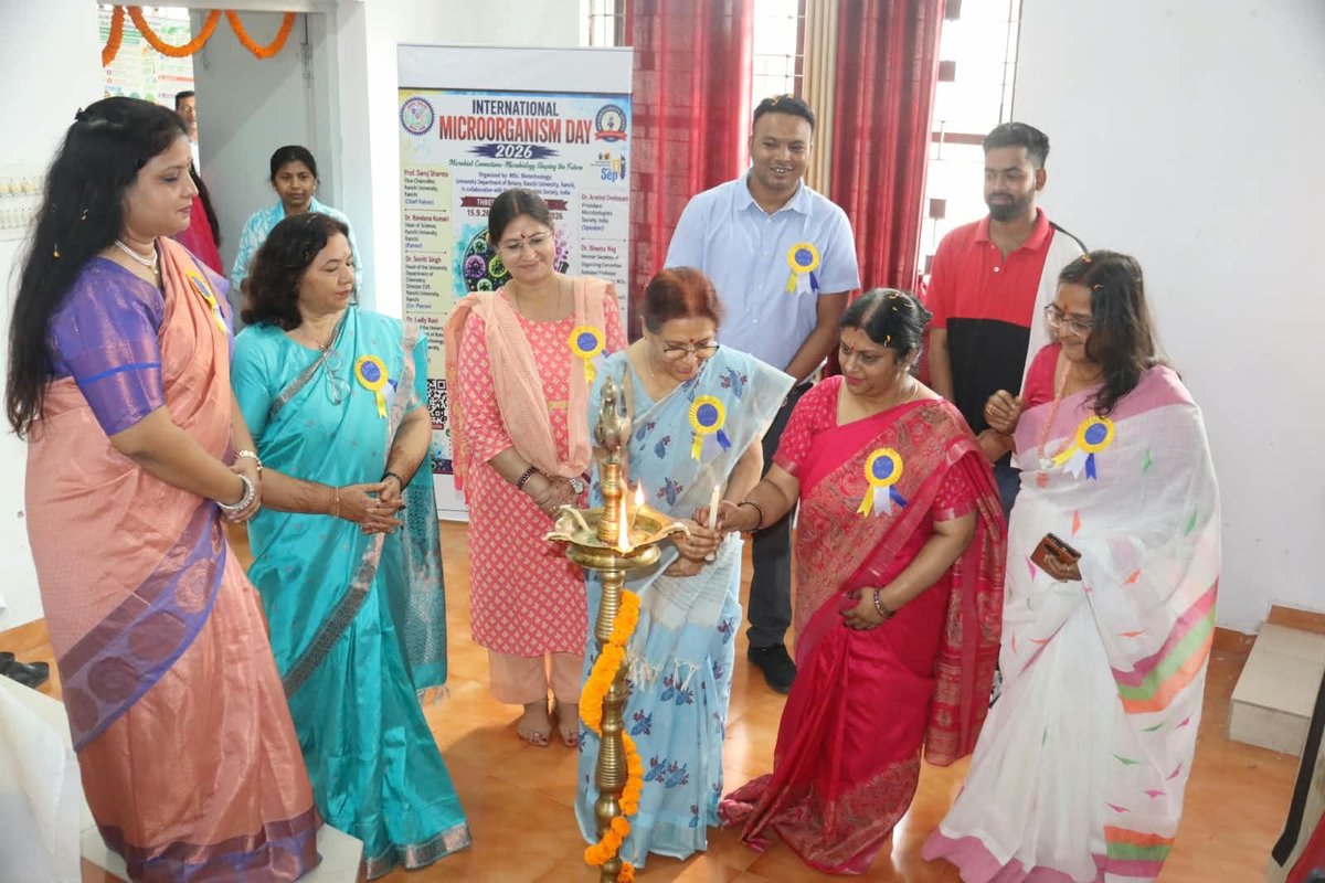rncuniversity's tweet photo. रांची विश्वविद्यालय में अंतरराष्ट्रीय माइक्रोऑर्गेनिज्म दिवस 2026 का तीन दिवसीय आयोजन संपन्न।

रांची, 19 सितंबर 2026

रांची विश्वविद्यालय के यूनिवर्सिटी डिपार्टमेंट ऑफ बॉटनी एवं बायोटेक्नोलॉजी विभाग के एम.एससी. बायोटेक्नोलॉजी पाठ्यक्रम द्वारा माइक्रोबायोलॉजिस्ट्स सोसाइटी, इंडिया के सहयोग से अंतरराष्ट्रीय माइक्रोऑर्गेनिज्म दिवस 2026 के अवसर पर तीन दिवसीय कार्यक्रम का आयोजन 15, 16 एवं 18 सितंबर 2026 को किया गया। कार्यक्रम का आयोजन विश्वविद्यालय के धन्वंतरि हॉल, यूनिवर्सिटी डिपार्टमेंट ऑफ बॉटनी, रांची विश्वविद्यालय में किया गया।

इस वर्ष के आयोजन की थीम “Microbes: Small Life, Big Impact” रही। कार्यक्रम का उद्देश्य विद्यार्थियों को सूक्ष्मजीवों की वैज्ञानिक एवं व्यावहारिक महत्ता से अवगत कराना तथा माइक्रोबायोलॉजी और जैव प्रौद्योगिकी के क्षेत्र में उनकी रुचि एवं वैज्ञानिक सोच को प्रोत्साहित करना था।

कार्यक्रम के मुख्य संरक्षक रांची विश्वविद्यालय की कुलपति प्रो. सरोज शर्मा रहीं। विज्ञान संकाय की डीन डॉ. बंदना कुमारी संरक्षक तथा यूनिवर्सिटी डिपार्टमेंट ऑफ केमिस्ट्री की अध्यक्ष एवं सीवीएस की निदेशक डॉ. स्मृति सिंह सह-संरक्षक रहीं। यूनिवर्सिटी डिपार्टमेंट ऑफ बॉटनी एवं एम.एससी. बायोटेक्नोलॉजी की अध्यक्ष डॉ. लाडली रानी कार्यक्रम की संयोजक थीं।

माइक्रोबायोलॉजिस्ट्स सोसाइटी, इंडिया के अध्यक्ष डॉ. अरविंद देशमुख कार्यक्रम के वक्ता के रूप में उपस्थित रहे। आयोजन समिति की सदस्य सचिव एवं एम.एससी. बायोटेक्नोलॉजी की असिस्टेंट प्रोफेसर तथा कोर्स कोऑर्डिनेटर डॉ. श्वेता नाग ने कार्यक्रम के संचालन एवं समन्वय में महत्वपूर्ण भूमिका निभाई। आयोजन सचिव डॉ. रूपा वर्मा, असिस्टेंट प्रोफेसर, एम.एससी. बायोटेक्नोलॉजी तथा जोनल ऑफिसर, ईस्ट जोन, माइक्रोबायोलॉजिस्ट्स सोसाइटी, इंडिया रहीं।

तीन दिवसीय कार्यक्रम के दौरान विद्यार्थियों के लिए भाषण, निबंध एवं पोस्टर प्रतियोगिता, फोटोग्राफी तथा रंगोली प्रतियोगिता आयोजित की गई। इन गतिविधियों के माध्यम से विद्यार्थियों को सूक्ष्मजीवों, जैव विविधता, स्वास्थ्य, पर्यावरण एवं मानव जीवन में सूक्ष्मजीवों की भूमिका को रचनात्मक एवं वैज्ञानिक दृष्टिकोण से प्रस्तुत करने का अवसर मिला।

आयोजन समिति में डॉ. स्मृति प्रभा, डॉ. सुनील कुमार झा, डॉ. स्निग्धा कुमारी, डॉ. अनिता सिन्हा, डॉ. श्वेता नाग, डॉ. विनय ओझा, डॉ. बिंदु कुमार महतो एवं डॉ. समीर गुंजन लकड़ा शामिल रहे।

18 सितंबर को आयोजित समापन एवं पुरस्कार वितरण समारोह में रांची विश्वविद्यालय के कुलपति, विज्ञान संकाय की डीन, जूलॉजी विभागाध्यक्ष, निदेशक रिसर्च, निदेशक सीवीएस, निदेशक आईक्यूएसी, यूनिवर्सिटी डिपार्टमेंट ऑफ केमिस्ट्री एवं गणित तथा भौतिकी विभागों के अध्यक्ष, निदेशक स्टूडेंट आर्ट एंड कल्चर, निदेशक स्कूल ऑफ योगा, कार्यक्रम के वक्ता तथा प्रतियोगिताओं के निर्णायकगण उपस्थित रहे।

समापन समारोह में विभिन्न प्रतियोगिताओं में उत्कृष्ट प्रदर्शन करने वाले विद्यार्थियों को बेस्ट स्टूडेंट अवॉर्ड एवं पुरस्कार प्रदान किए गए। इस अवसर पर विद्यार्थियों को वैज्ञानिक अनुसंधान, नवाचार एवं जैव विज्ञान के विभिन्न क्षेत्रों में आगे बढ़ने के लिए प्रेरित किया गया।

कुलपति प्रो. सरोज शर्मा ने विश्वविद्यालय में विज्ञान एवं अनुसंधान आधारित गतिविधियों को बढ़ावा देने तथा विद्यार्थियों को अकादमिक शिक्षा के साथ-साथ रचनात्मक एवं प्रयोगात्मक गतिविधियों से जोड़ने की आवश्यकता पर बल दिया। उन्होंने कहा कि सूक्ष्मजीव हमारे जीवन, पर्यावरण, कृषि, स्वास्थ्य और जैव प्रौद्योगिकी से प्रत्यक्ष रूप से जुड़े हुए हैं तथा इनके अध्ययन से विज्ञान के अनेक नए आयामों को समझने में सहायता मिलती है।

कार्यक्रम ने रांची विश्वविद्यालय के विद्यार्थियों को माइक्रोबायोलॉजी एवं बायोटेक्नोलॉजी के क्षेत्र में वैज्ञानिक जिज्ञासा, रचनात्मकता और अनुसंधान की दिशा में आगे बढ़ने के लिए एक उपयोगी मंच प्रदान किया।

#RanchiUniversity #InternationalMicroorganismDay2026 #MicroorganismDay #Microbiology #Biotechnology #ScienceAndResearch #ScientificInnovation #Microbes #MicrobesSmallLifeBigImpact #RanchiUniversityRanchi #UniversityDepartmentOfBotany #MicrobiologistsSocietyIndia #StudentActivities #ResearchAndInnovation #ScienceEducation #AcademicExcellence
@ProfSarojSharma