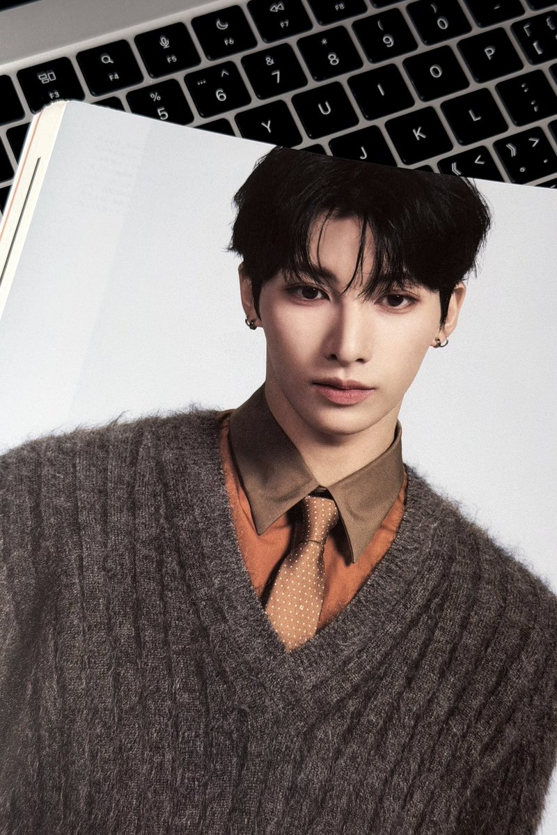 Diary__Quinn's tweet photo. GINZA MAGAZINE  2025年十月号

もうすぐ秋の季節ね🍂
ユウはセーターがとても似合ってる^_^
完全にイケメンだ🫶🏻
あまりにも完璧なので、ぜひみんなで共有したいですね🖤

#NEXZ #YU 
#ユウ #유우 
#ネクスジ #넥스지 https://t.co/wc9N6ZQutz