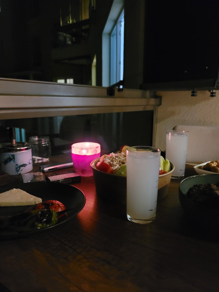 Kcerennnn's tweet photo. İyi dostlar biriktirdim, bana boğma rakı ikram ettiler https://t.co/qEsRv3hMlU