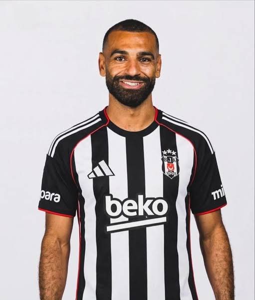 pascalmentality's tweet photo. Beşiktaş'ı 60M euroluk yüklü kontrata sokmadı gidip trabzonspor'da oynayıp Beşiktaş'ı şampiyon yapacak..

Çok büyük Beşiktaş'lı !!! https://t.co/qaH0yBzKAG