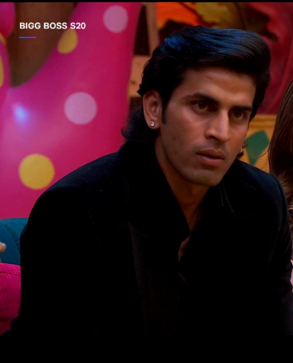 CapXGold's tweet photo. Gullu has the captaincy this week, but somehow he’s still missing from the main story.😭

No mudda. No strong stand. Barely any involvement.

Meanwhile, #BiggBoss20 is moving ahead without #KanikaMann &amp; #Gullu.

Captaincy mil gayi, par game kahaan hai?😂

#BiggBoss20 https://t.co/RGNtmt9sf3