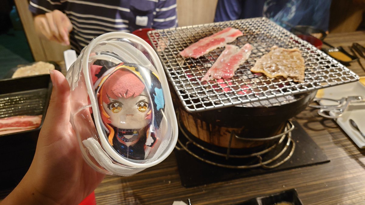 rss930426's tweet photo. 友人の誕生日を祝って🥳、でもまた焼肉を食べに行くことになった...

そろそろ最近運動する時間を確保しないと🥲
#つな友　#猫汰つな https://t.co/1AbQaqnytV