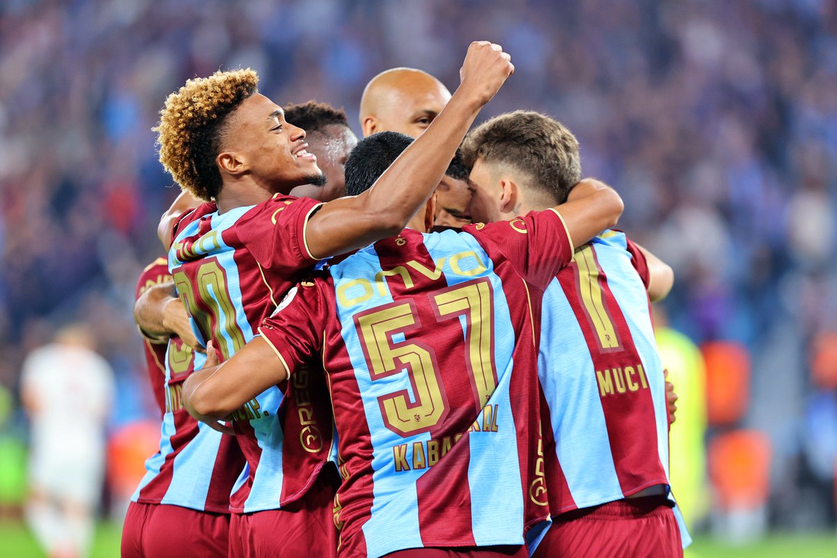 OptaCan's tweet photo. 3 - Trabzonspor, Süper Lig tarihinde Galatasaray'a en fazla gol attığı iki ilk yarıdan birini oynadı:

3 | Eylül 2026
3 | Eylül 2018

Coşku. https://t.co/UzGu9SfnIr