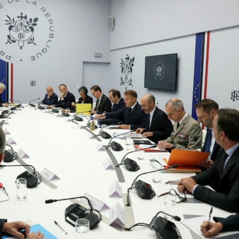 TribunePop23's tweet photo. 📂🇫🇷FLASH INFO - Un agent du renseignement accuse Macron d’instrumentaliser la menace russe avant la présidentielle !

D’après le Reporter Georges Malbrunot, un agent du renseignement aurait déclaré : « La menace hybride russe existe, mais Emmanuel Macron la surestime. Il n’y a pas eu au cours des dernières semaines d’épisodes nouveaux détectés par les services, dit-il. Pourquoi sort-il alors soudainement du chapeau cette affaire ? Sauf si c’est une stratégie de communication pour orienter les choix des Français avant la présidentielle, en visant Marie Le Pen et Jean-Luc Mélenchon les deux extrêmes qui sont indulgents à l’égard de la Russie ».