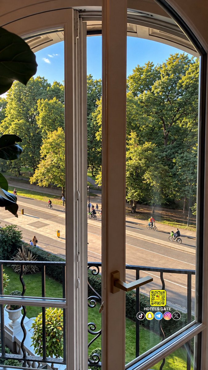 HotelsGate's tweet photo. ماندارين أورينتال هايد بارك – #لندن
(Mandarin Oriental Hyde Park, London 🇬🇧)
أحد أشهر فنادق لندن الفاخرة من فئة 5 نجوم، يتمتع بموقع استثنائي في نايتسبريدج مباشرة أمام هايد بارك، وبالقرب من هارودز وأشهر متاجر التسوق الراقية.

🏨 الغرف والأجنحة: 141 غرفة و40 جناحًا
🌳 الإطلالة: تتوفر غرف وأجنحة بإطلالات مباشرة على هايد بارك
🛍️ الموقع: Knightsbridge – بالقرب من Harrods وSloane Street
🍽️ المطاعم: من أبرزها Dinner by Heston Blumenthal الحاصل على نجمتي ميشلان
💆 المرافق: سبا فاخر، مسبح داخلي، مركز لياقة ومطاعم وبارات راقية
✨ ما يميزه: يجمع بين فخامة ماندارين أورينتال وموقع نادر يجمع هايد بارك والتسوق الفاخر في قلب لندن.

من أبرز خيارات الإقامة المطلة:
🌳 Hyde Park Room – مساحة 36 م²، بإطلالة مباشرة على الحديقة، وبعض الغرف تضم شرفة صغيرة.

خيار فاخر جدًا لمحبي الإطلالات الخضراء والتسوق والإقامة في قلب لندن