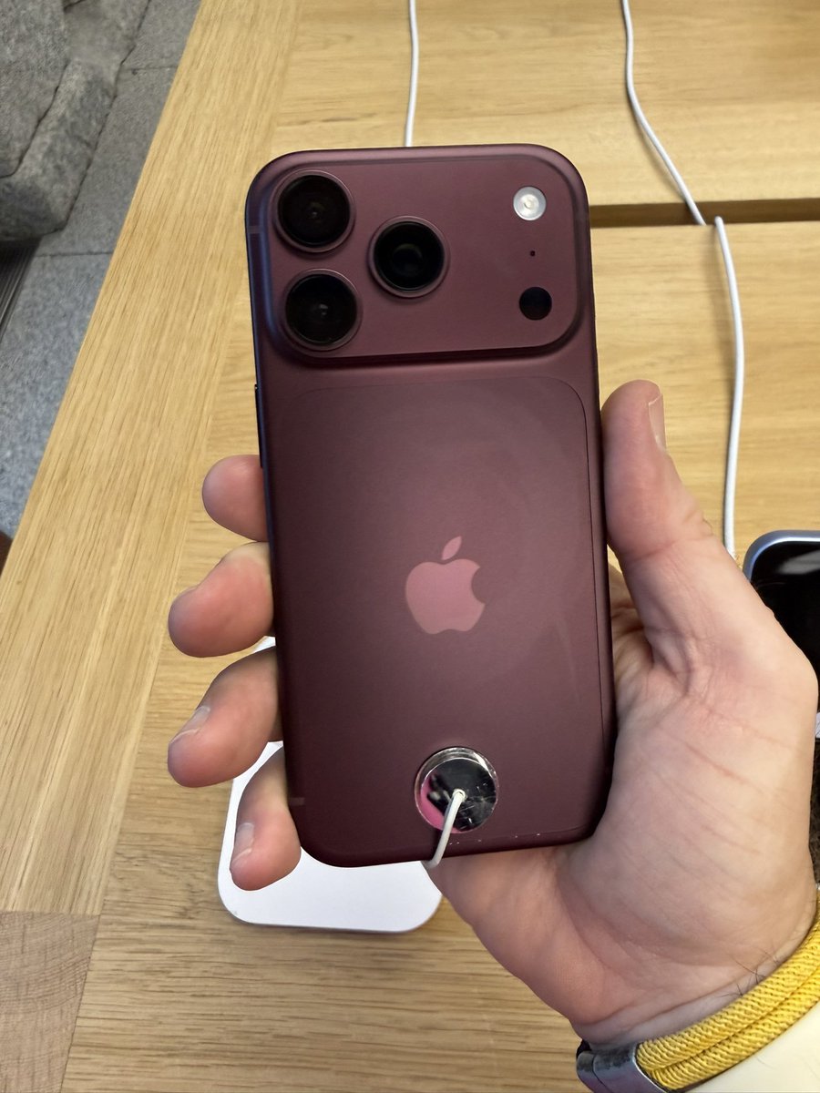 adou_eric4891's tweet photo. J'ai promis a mon mec que si iPhone 20pro max sort je vais lui en acheter 
Donc profitez du 18pro max là oh mon gars attend encore 🤣 https://t.co/EqIVsxWui8