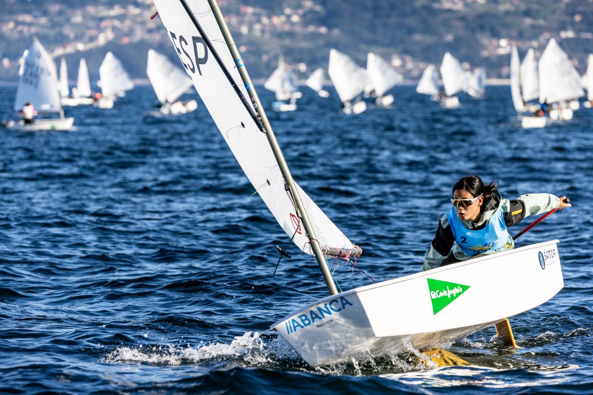 RegataReyJC's tweet photo. 📰 ¡Día de mucho trabajo en Sanxenxo!

El viento se hizo esperar y obligó al Comité a adaptar los campos, pero la competición salió adelante

Bribon, Okofen, Magical, Urbapaz, Deep Blue 2.1, José de Linares y A. Wang Li, líderes a falta de una jornada

🔗 https://t.co/aU26v7KL0Y https://t.co/B9uOtHNCOj