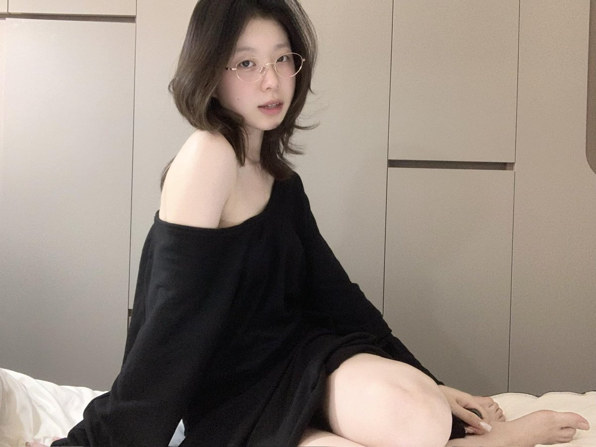 iiyehl's tweet photo. 看看你们的舌头成色如何 我需要一个舔脚奴 https://t.co/QjiB9RClW2