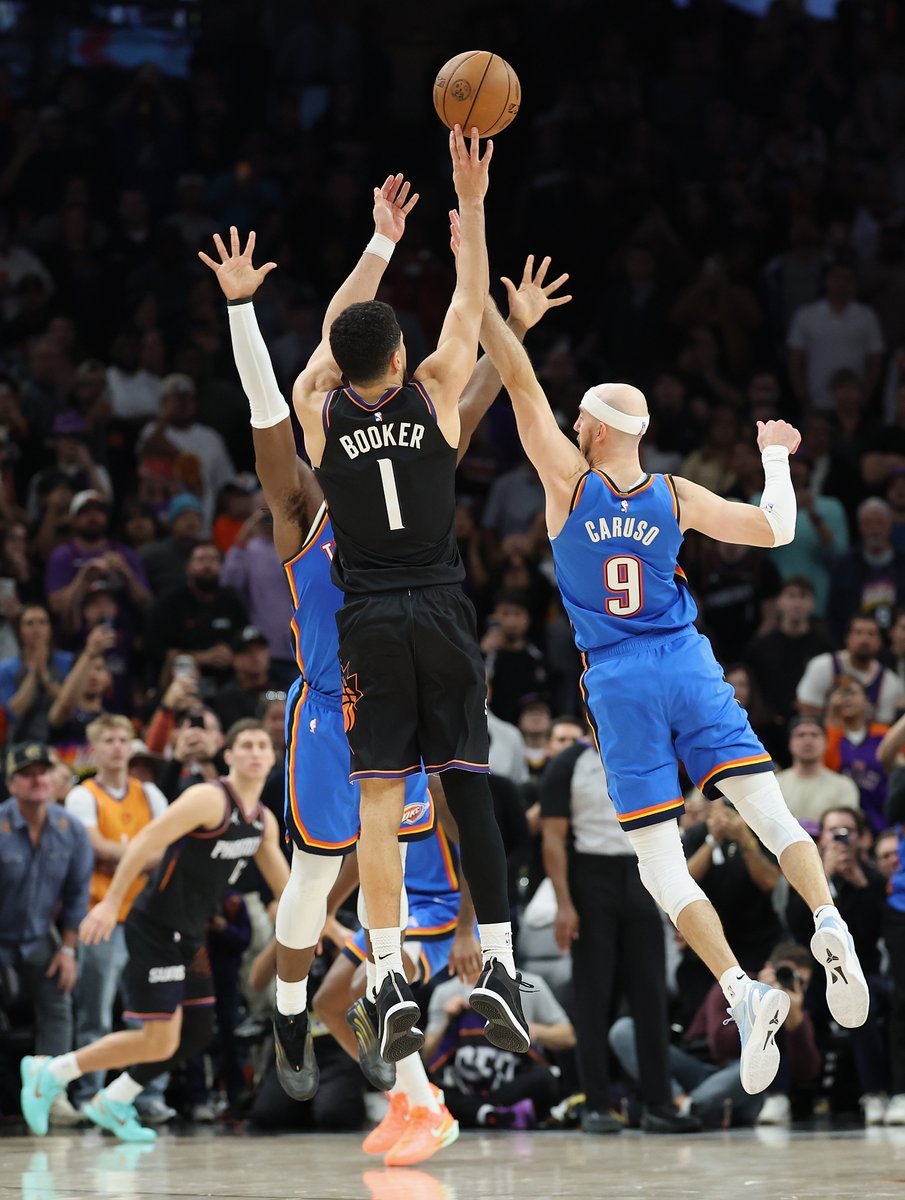 lookatmymood's tweet photo. Devin Booker's release is at 9'2" the same height as Kevin Durant despite being 5 inches shorter than him. 

His elevation is pure art https://t.co/FKnU7ky6zQ