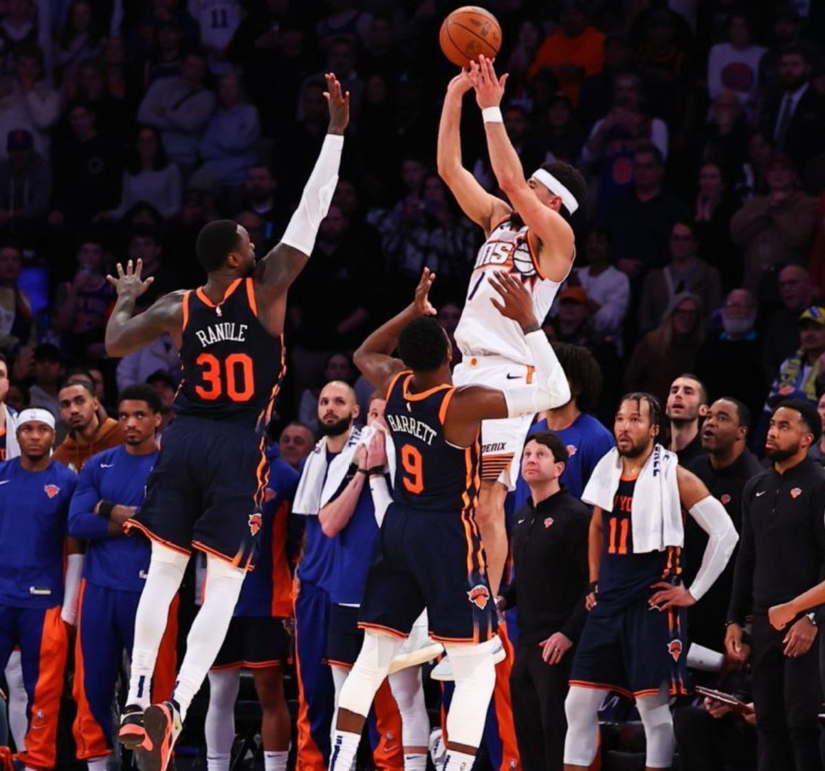 lookatmymood's tweet photo. Devin Booker's release is at 9'2" the same height as Kevin Durant despite being 5 inches shorter than him. 

His elevation is pure art https://t.co/FKnU7ky6zQ
