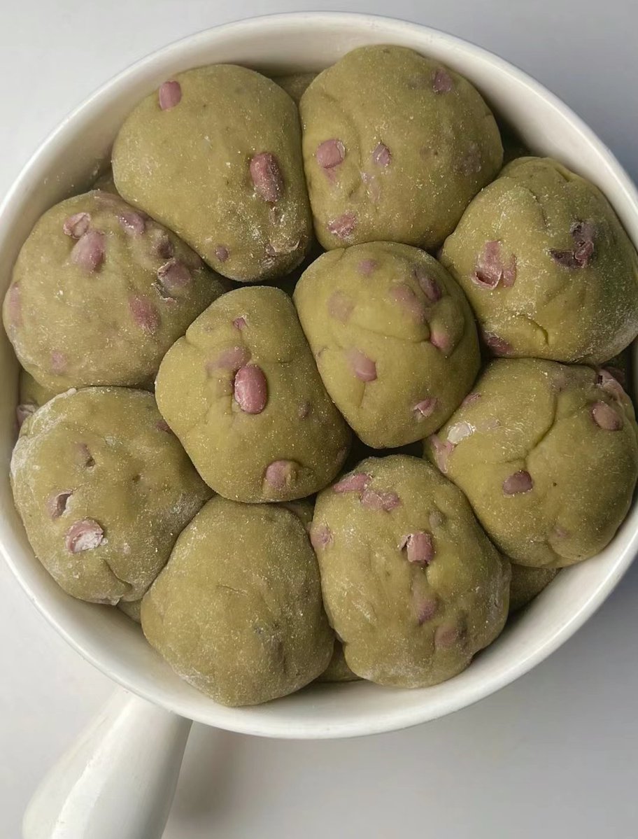 tinyj513527's tweet photo. Just popped some warm matcha mochi straight from the pan—chewy, sweet, and that iconic earthy green hit right away. Quick, cozy win for my mid-week pick-me-up.， https://t.co/gsC8fF96Xc