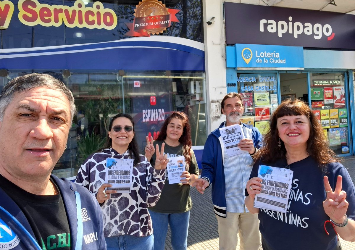 lorenaa_crespo's tweet photo. En la Comuna 9 el endeudamiento familiar es un grave problema: el 15% de las personas están en mora. Por eso estuvimos en mesas y asesorías para ayudar a lxs vecinxs endeudadxs.
No es un "problema entre privados", es la consecuencia del modelo político y económico de Milei

. https://t.co/UptL21FzT9