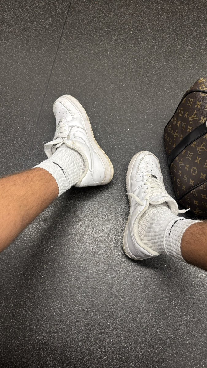 LucaCashAlpha's tweet photo. Bet some of y’all wish you were sitting across from me rn 👀 https://t.co/YZNGZ0xpuM