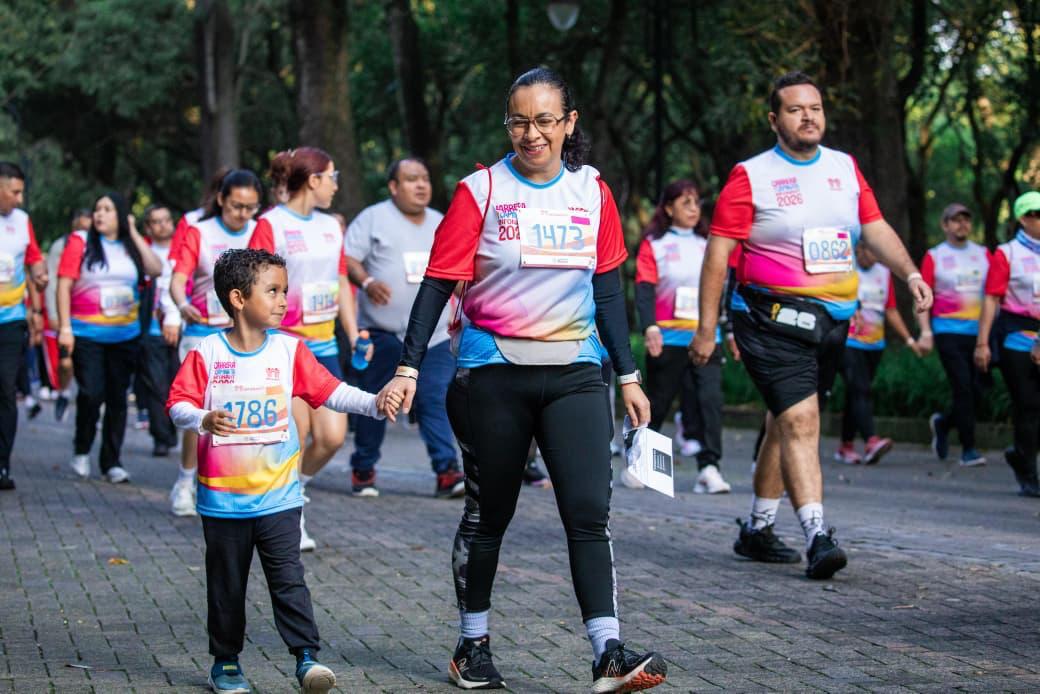 Infonavit's tweet photo. Hoy corrimos por algo más que una meta: corrimos por nuestro bienestar y el gusto de compartir en familia. 

La Carrera y Caminata INFONAVIT 2026 nos reunió para disfrutar del deporte y promover una vida activa y saludable. Cerca de 2 mil 500 corredoras y corredores de todo el país llenaron cada kilómetro de energía y entusiasmo, demostrando que al movernos juntos construimos comunidad.

¡Felicidades a todas y todos por hacer de esta una gran jornada!
