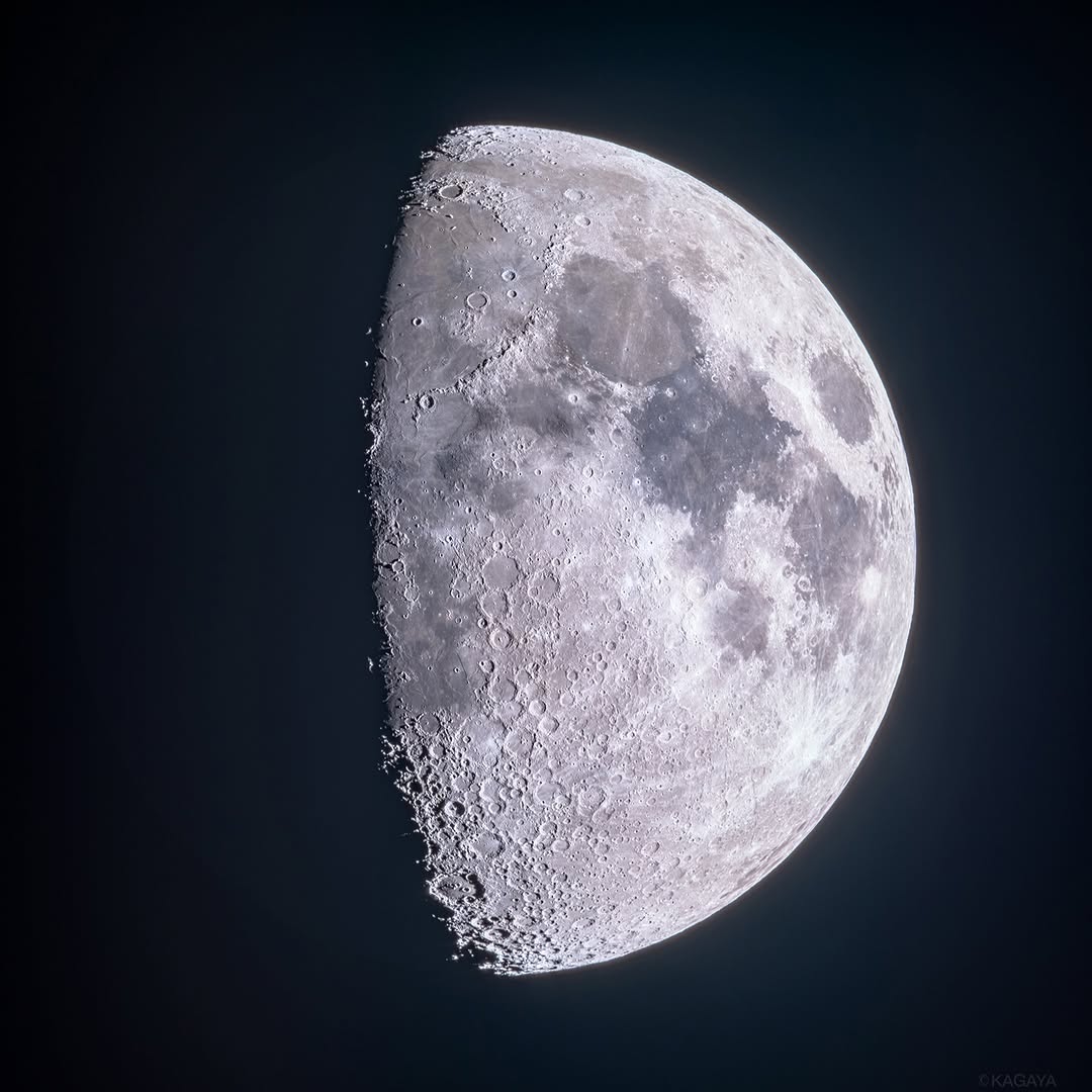 teresah5uxrt's tweet photo. 空をご覧ください。
上弦を過ぎた九夜月が空高く輝いています。
望遠鏡越しに今撮った写真です。
クレーターの数々がきれいに浮かび上がっていました。

今日も一日お疲れさまでした。
明日も穏やかな一日となりますように。 https://t.co/PKh2fACACc