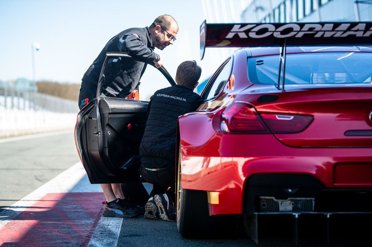 KimberleyMtpnd's tweet photo. Test day in Assen. A beautiful day for GT3 and GT4 on track. https://t.co/54zKyrvWm0