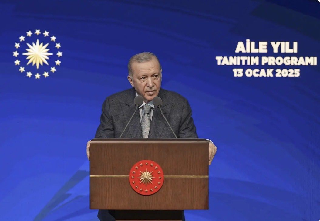 119ey's tweet photo. Sayın Cumhurbaşkanım,
Her mecrada ailenin öneminin altını çizdiniz. 
@Yusuf__Tekin Bakanımızda İL EMRİ yok diyerek bugün, ailelerimizin üstünü çizdi. Aileye verdiğiniz değerin bu olmadığını biliyoruz. Bizleri ailemize, çocuğumuza, hastamıza kavuşturacak İL EMRİ kararını sizin veremenizi rica/talep ediyoruz. 
@RTErdogan 
@EmineErdogan 
#AilelerSınıftaKaldı
