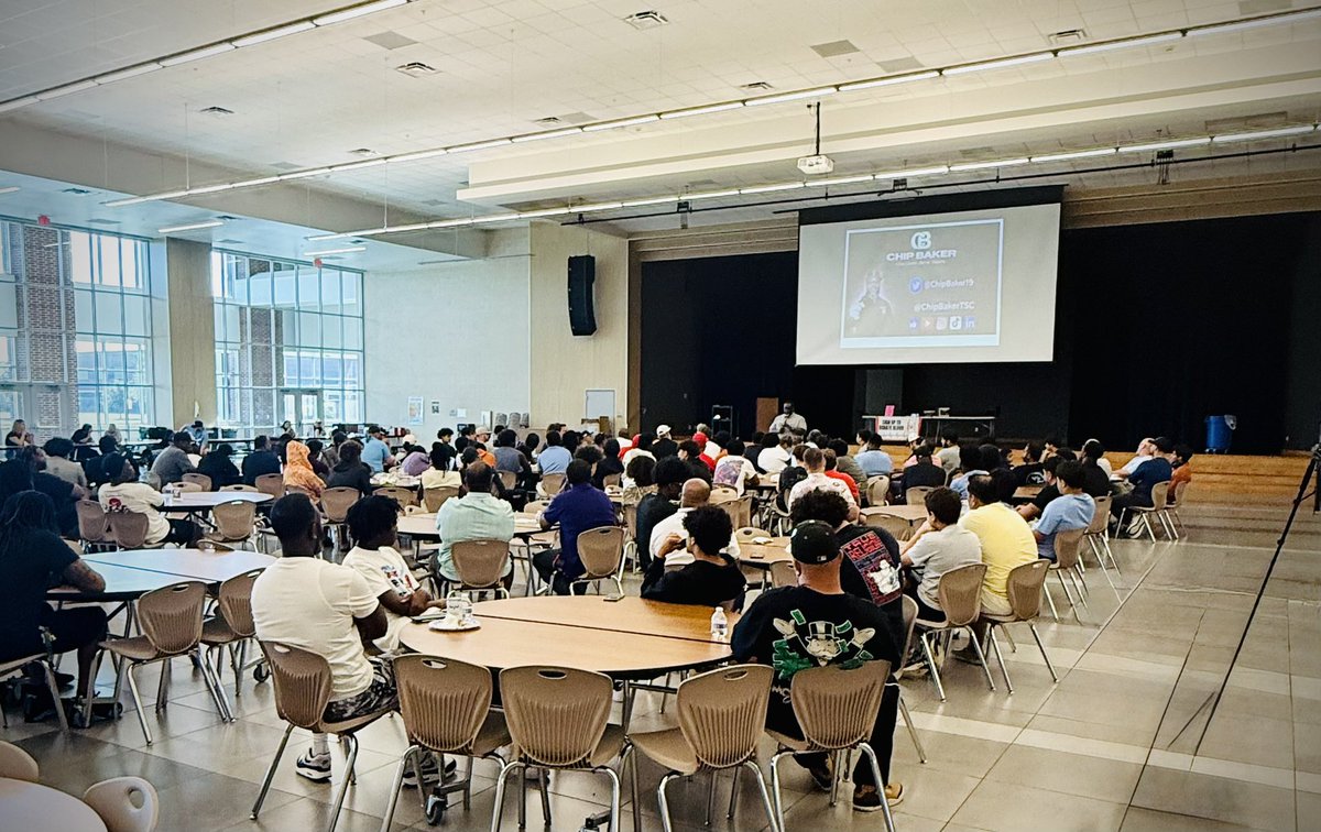 ChipBaker19's tweet photo. Thanks to Coach David Hicks for the opportunity to speak at the Katy Paetow HS Football team Breakfast with Dads. Grateful for the opportunity to pour into the athletes, fathers and mentors. Had a great time! @paetowfootball
#katyisd #paetowhs #gogetit https://t.co/nEJgmTIoBb