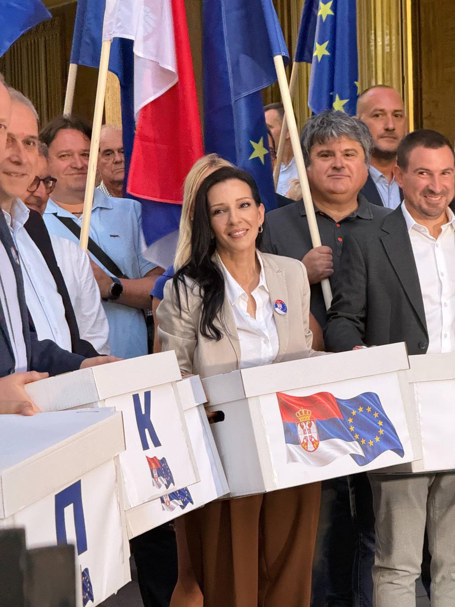 MarinikaTepic's tweet photo. Predali smo potpise za našu listu EVROPSKA SRBIJA✊
Hvala svim građanima koji su nas podržali potpisima i snagom.
Zajedno do pobede!
***
Ako verujemo da Srbija pripada Evropi, da mora da ima nezavisno pravosuđe, slobodne medije, profesionalnu policiju, uređeno zdravstvo i obrazovanje i državu u kojoj zakon važi jednako za svakoga, onda neko mora da izađe pred građane sa tom politikom.

Mi smo odlučili da to uradimo i zato danas predajemo potpise gradjana za Evropsku Srbiju.

Ja sam za evropsku Srbiju bila kada je to bilo popularno i kada nije bilo popularno. Za nju sam i danas. Zato sam i danas ovde sa ljudima koji veriju da je važno da postoji koalicija koja brani evropske vrednosti.

Dakle niko nije ovde zbog mandata, nego zato što se u trenutku kada je najteže ne napušta ono u šta verujete.

Želimo Srbiju koja je demokratska, uređena i evropska. I za takvu Srbiju se borimo do kraja, jer bitka protiv ovakvo diktatorskog režima se ne napušta.

Ne izlazimo na izbore protiv studenatske liste, to je vlast podmetnula kao seme zla, koje nažalost buja.

Naš politički protivnik je vlast koju želimo da promenimo demokratskim putem i za to je potreban svaki glas.

Verujem se da ćemo sutra zajedno da gradimo drugačiju Srbiju. Evropsku Srbiju.