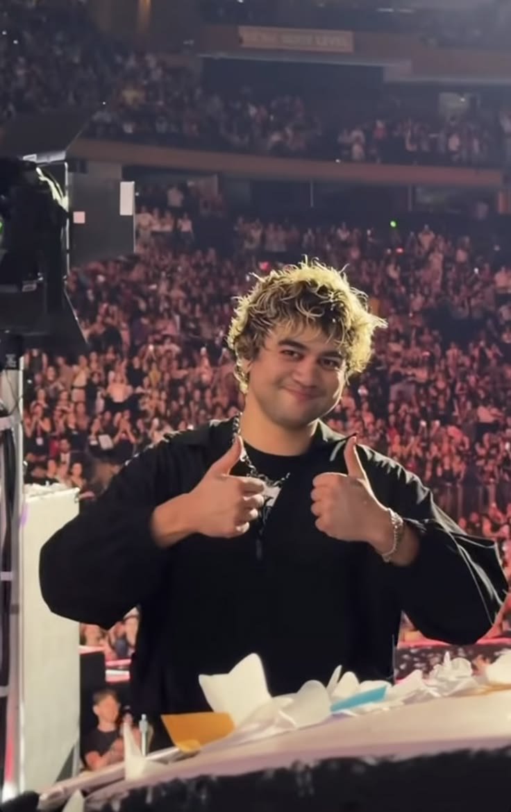 amiistardust's tweet photo. calum hood you are perfect how did i not come around to you earlier https://t.co/Cn9bXHTalY