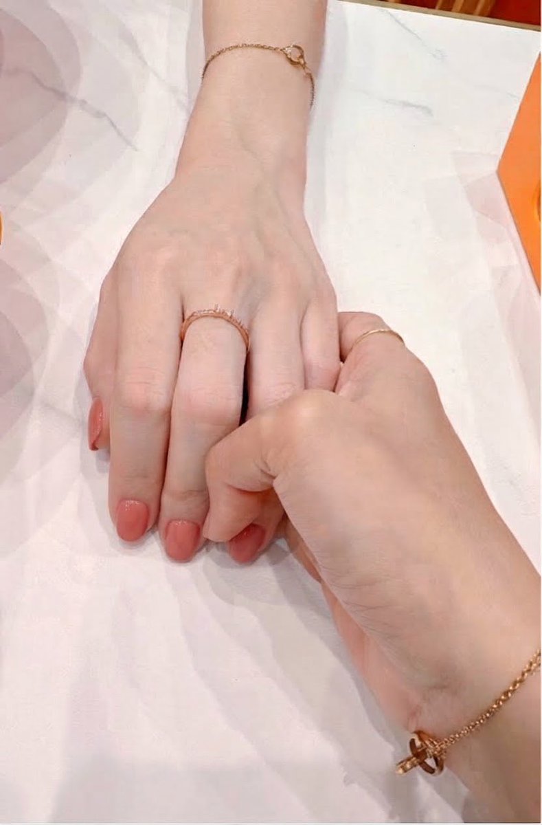 BeeLoveFoxySeju's tweet photo. อยากให้เธอจับมือเราไว้แบบนี้ตลอดไปเลยนะ 🥺 รู้มั้ยว่าเรากลัวเสียเธอไปมากจริงๆ เราไม่อยากเสียเธอไปเลย 🤍
@FoxyLuvQueenBee https://t.co/eAnaqW8bgU