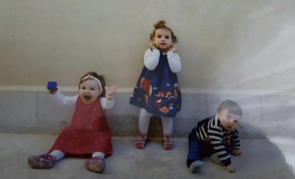DerinlerinBaran's tweet photo. Bu devrin kısa özeti nedir? diye merak ederseniz, sadece bu resme bakmanız yeterli. 

Bebek, çocuk, kadın, yaşlı, hasta masum insanların cezaevlerine tıkıldığı zalim bir dönem...

CezaevindeÇocuk Olmak https://t.co/EUVHph1iPu