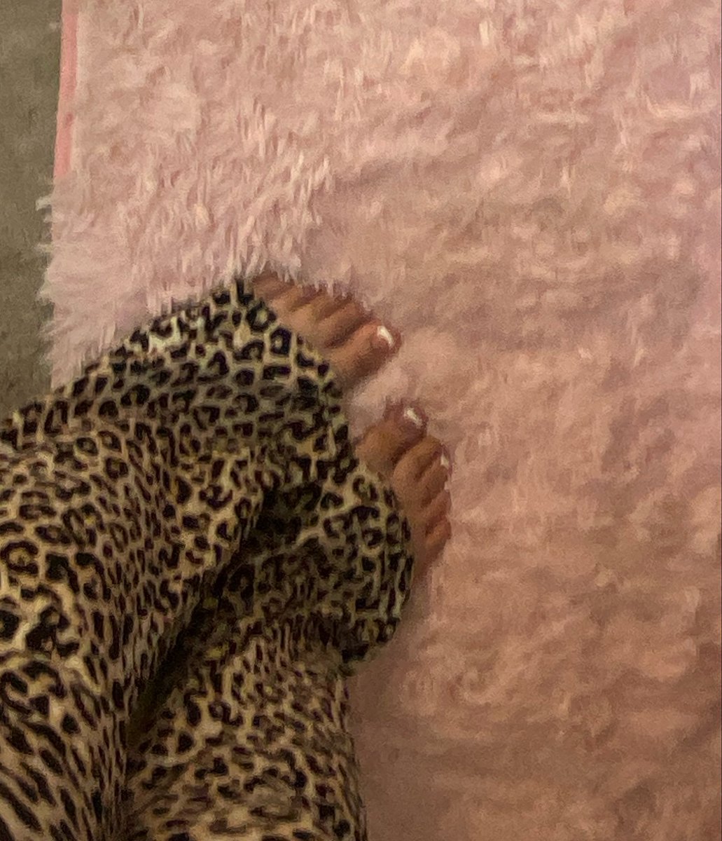 MomoVibin's tweet photo. do guys even like #feet anymore #paypig https://t.co/PWlulLUeiw