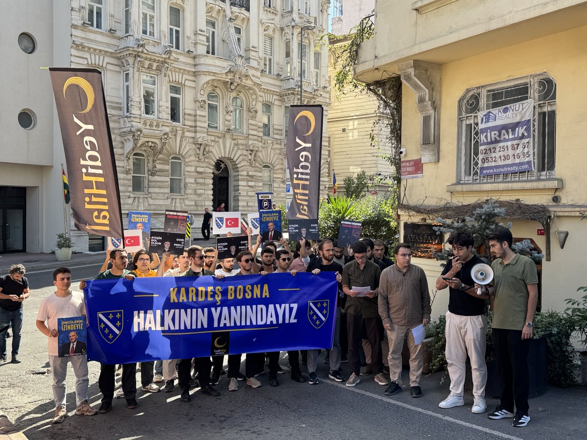 yedihilaluni's tweet photo. SOYKIRIMIN KARŞISINDA ÖNCÜLERİN İZİNDEYİZ

YediHilal Üniversite Teşkilatı olarak Bosna Hersek İstanbul Başkonsolosluğu önünde basın açıklamamızı yaptık.

Katil Ratko Mladic'e resmi tören düzenleyerek soykırımcı emellerini ortaya koyan Sırp milliyetçilerine karşı Bosna halkının yanındayız.

Zambaklar Solmaz Bosna Yıkılmaz!