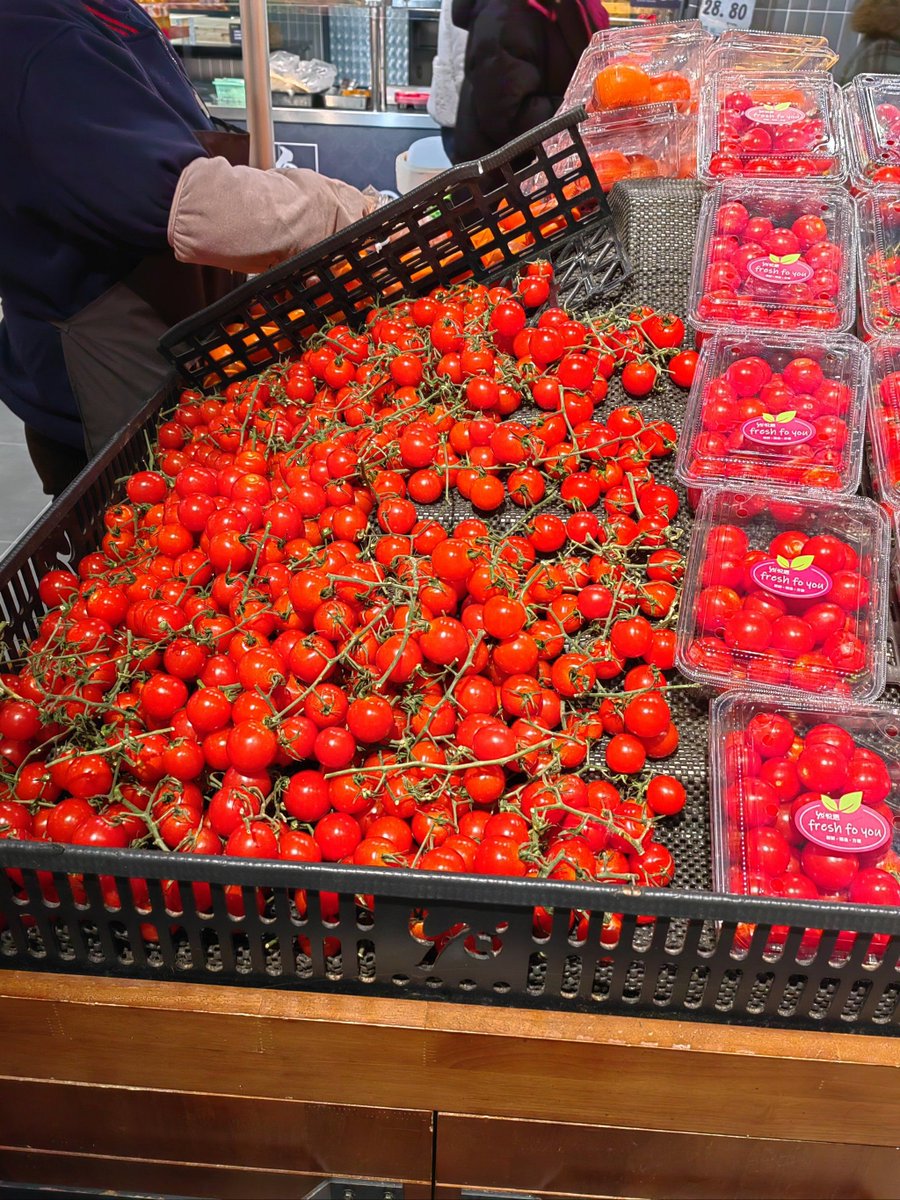 AliseConawnbwp's tweet photo. Fresh organic cherry tomatoes and basil are in stock at our local farmers market today! Perfect for summer salads or pasta. Come grab yours before they sell out! https://t.co/S794RblqcH