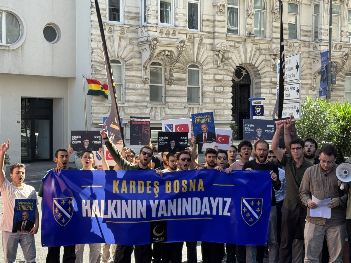 yedihilaluni's tweet photo. SOYKIRIMIN KARŞISINDA ÖNCÜLERİN İZİNDEYİZ

YediHilal Üniversite Teşkilatı olarak Bosna Hersek İstanbul Başkonsolosluğu önünde basın açıklamamızı yaptık.

Katil Ratko Mladic'e resmi tören düzenleyerek soykırımcı emellerini ortaya koyan Sırp milliyetçilerine karşı Bosna halkının yanındayız.

Zambaklar Solmaz Bosna Yıkılmaz!