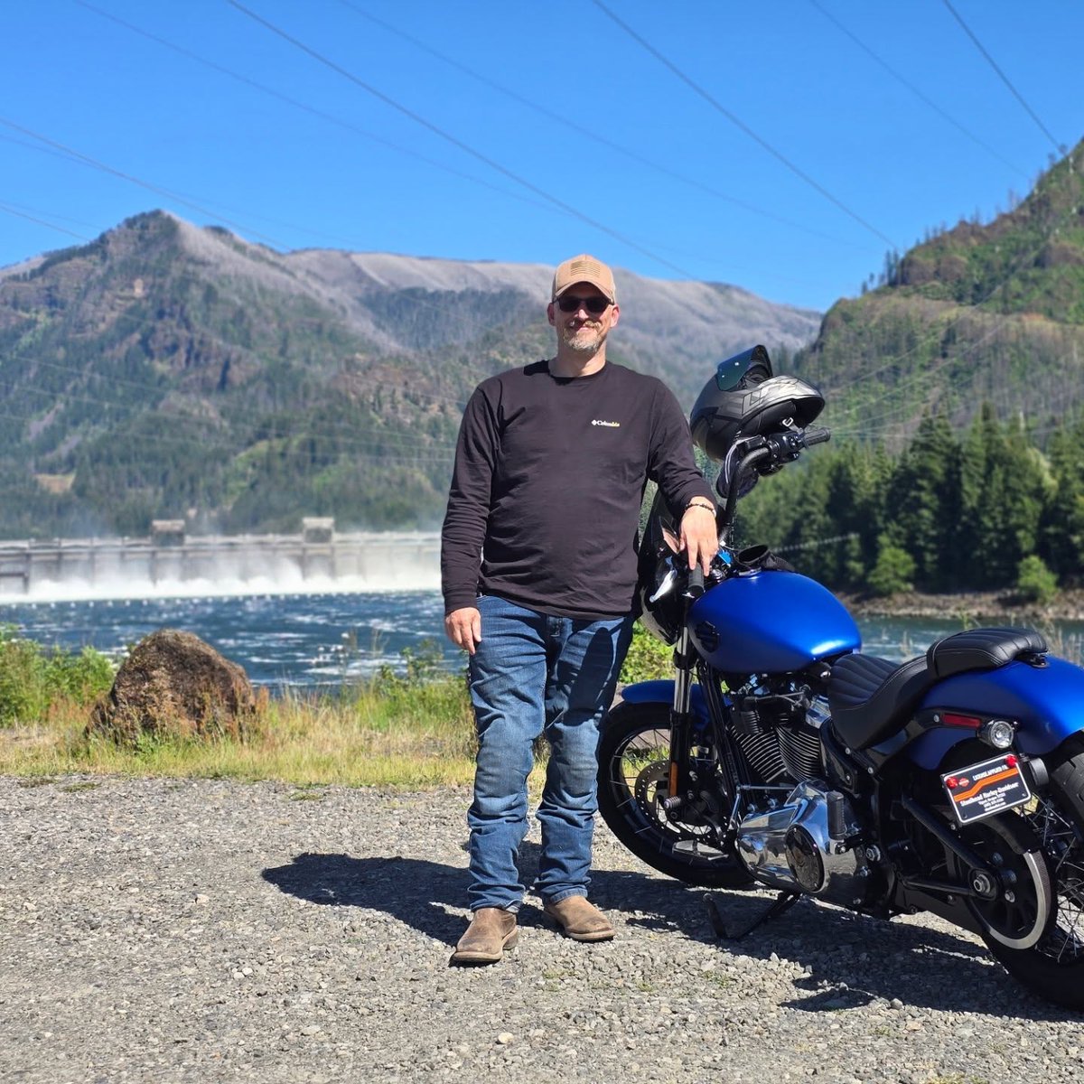 FrancescaAth's tweet photo. Bonnieville Dam, Harley-Davidson, solo ride, single AF, Washington State https://t.co/kxfYsAAVDm