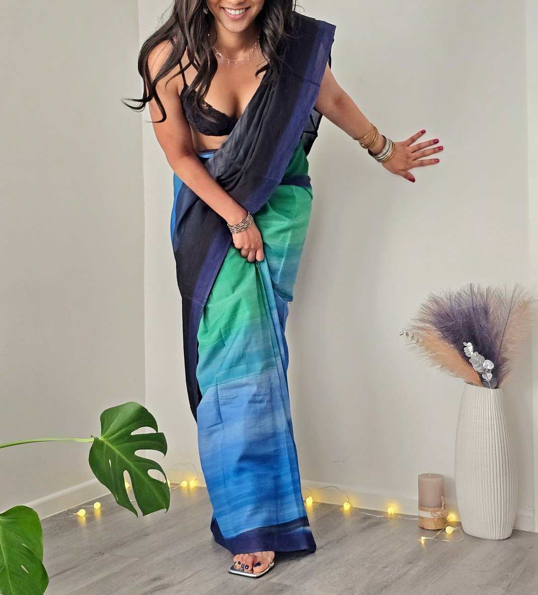 EngineerLadyX's tweet photo. saree over lace bra. keeping it breezy at home. 

saree drape • lace bra • barefoot • casual saree • indian home  • andhra • nri • tamil • indian onlyfans • punjabi onlyfans https://t.co/ZWmw0tZi8Z
