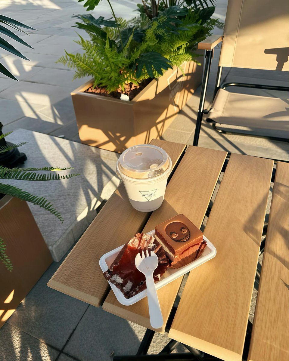 celev515248's tweet photo. [Chilled Sunday vibes: sipping iced latte, flipping through a favorite book, no rush, just the quiet warm of slow moments ] https://t.co/e7wipk0lbe