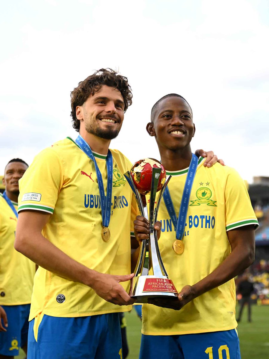 FIFACF's tweet photo. 🏆💛 https://t.co/khute0Zh26