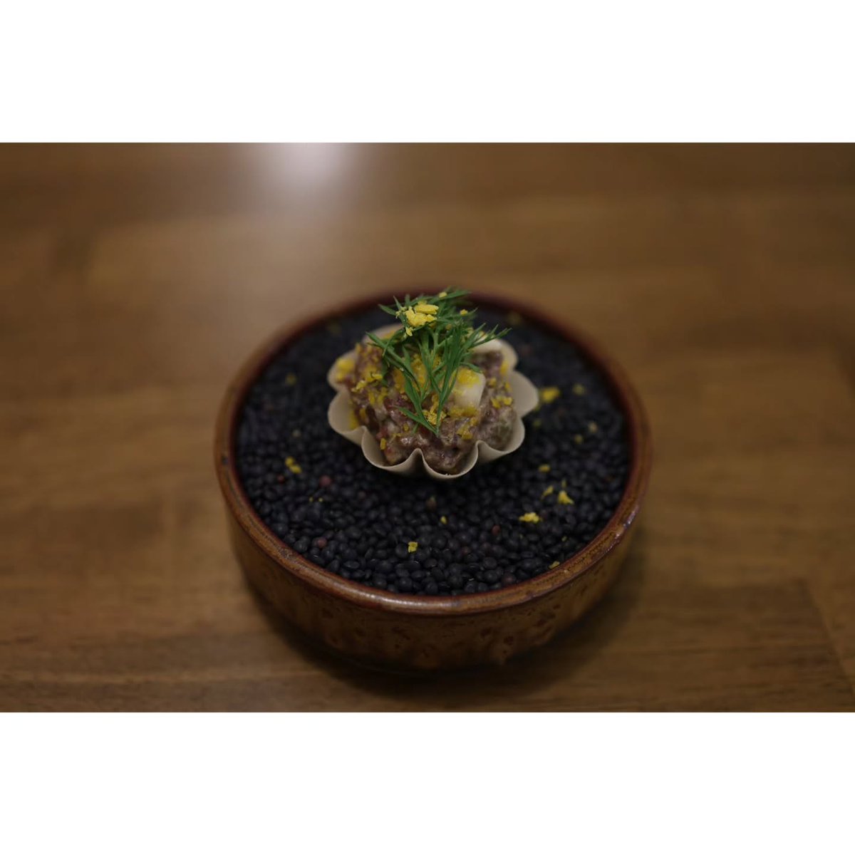 JenniKile's tweet photo. 2. Beef cheek tartlet 
Cured egg yolk 
Carrot leaves 
Chinese artichoke pickles 
Beef cheek tossed in charcoal pepper aioli 
Tartlet shell 
by Vulkan https://t.co/39BICglCHn
