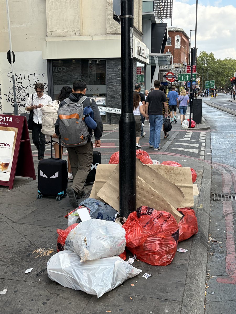 TowerDumplets's tweet photo. @EscalateCSDLR @Royal_Greenwich @PizzaExpress @Bills_Food @grind Come to @TowerHamletsNow and see how @LutfurRahmanTH welcomes visitors to the borough!

He declared a WASTE EMERGENCY 1,403 DAYS ago

He’s predictably failed at that but wasted loads of cash on propaganda and ‘smart bins’! 🤦‍♀️ https://t.co/EaBb4mOkIl