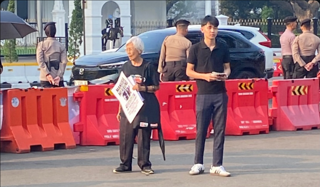 radenfaizz's tweet photo. Bu @sumarsih11 adalah contoh nyata betapa besarnya cinta seorang ibu. Perjuangan beliau selama ini mengajarkan saya arti keteguhan dan keberanian. Meski apa yang ia alami begitu berat, ia selalu berdiri tegak memperjuangkan kebenaran. https://t.co/r4rNECB6Zy